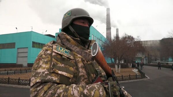 Военнослужащий из состава российского контингента миротворческих сил ОДКБ в Казахстане - Sputnik Afrique