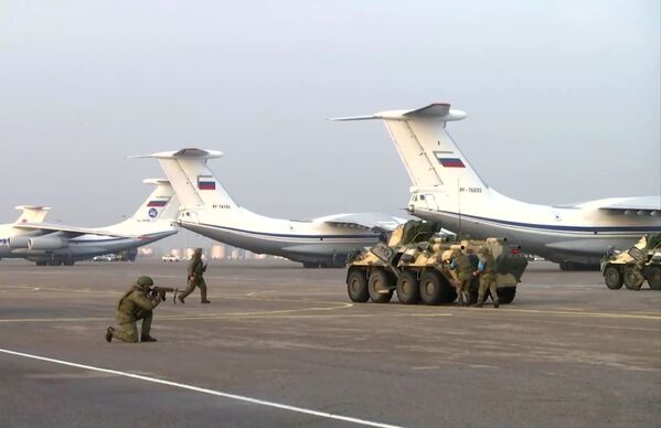 Des soldats de la paix russes lors d’un entraînement sur un aérodrome à Almaty. - Sputnik Afrique