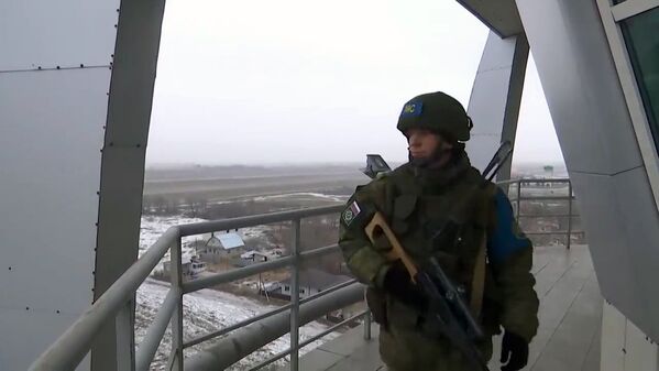 Un soldat de la paix russe sur un aérodrome à Almaty. - Sputnik Afrique