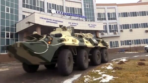 Un véhicule blindé de transport de troupes des forces de maintien de la paix de l’OTSC à Almaty. - Sputnik Afrique