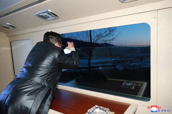 Le quotidien Rodong Sinmun, organe de presse officiel du Parti du travail de Corée, a rapporté que le missile hypersonique, dont Kim Jong-un (sur la photo) a assisté au lancement, a atteint une cible située à 1.000 kilomètres de distance. - Sputnik Afrique