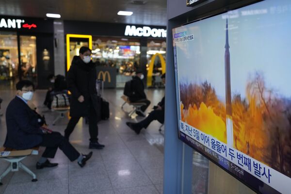 Le missile est tombé dans la mer du Japon, à l&#x27;extérieur de la zone économique exclusive du Japon, a rapporté l&#x27;agence de presse Kyodo News, citant les autorités japonaises.Sur la photo: retransmission du lancement de missile hypersonique nord-coréen dans une gare à Séoul. - Sputnik Afrique