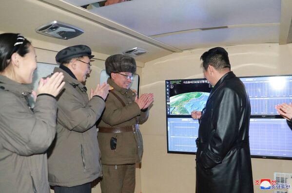 Le dirigeant nord-coréen Kim Jong-un, qui a assisté au lancement du missile, a déclaré que la construction d&#x27;armes hypersoniques était l&#x27;un des principaux objectifs du plan quinquennal de développement de la défense nationale, et a exprimé sa &quot;gratitude particulière&quot; aux concepteurs du missile. - Sputnik Afrique