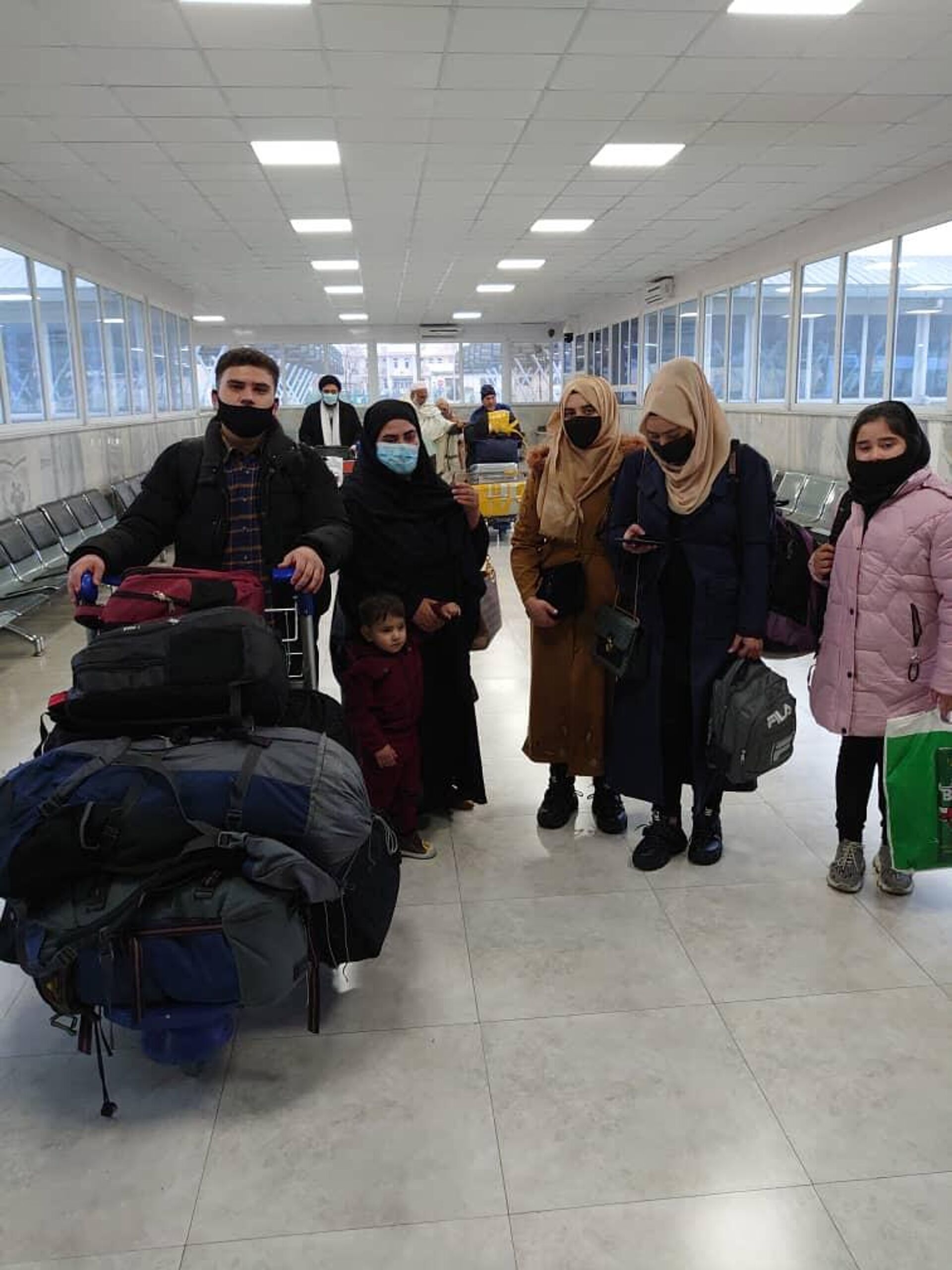 Famille d'Ahmad* à l'aéroport de Kaboul avant le départ pour l'Iran  - Sputnik Afrique, 1920, 12.01.2022