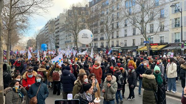 Grève à l'Éducation nationale: les professeurs sortent dans les rues de Paris pour obtenir les moyens de faire face à la crise sanitaire, le 13 janvier 2022 - Sputnik Afrique
