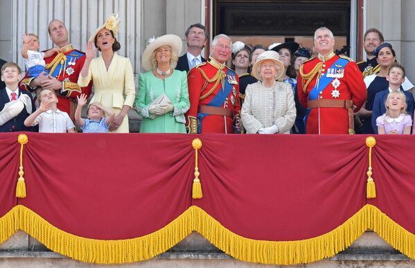 Le duc d’York est désormais privé de tous les privilèges d’État et devra se défendre en tant que citoyen privé.Sur la photo: la famille royale sur le balcon du palais de Buckingham lors du défilé militaire à l’occasion du 93e anniversaire de la reine Élisabeth II, le 8 juin 2019. - Sputnik Afrique