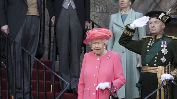 Британская королева Елизавета II и ее дети, британский принц Эндрю, герцог Йоркский, британский принц Эдуард, граф Уэссекский и британская принцесса Анна, королевская принцесса, посещают вечеринку в саду Холирудский дворец в Эдинбурге, 2019 год - Sputnik Afrique