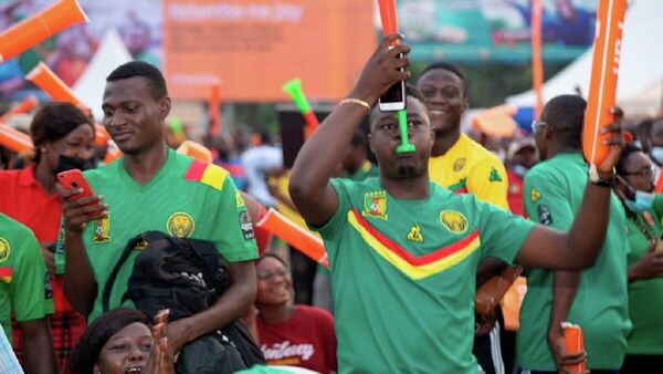 Des supporters crient leur joie au parcours vita de Douala - Sputnik Afrique