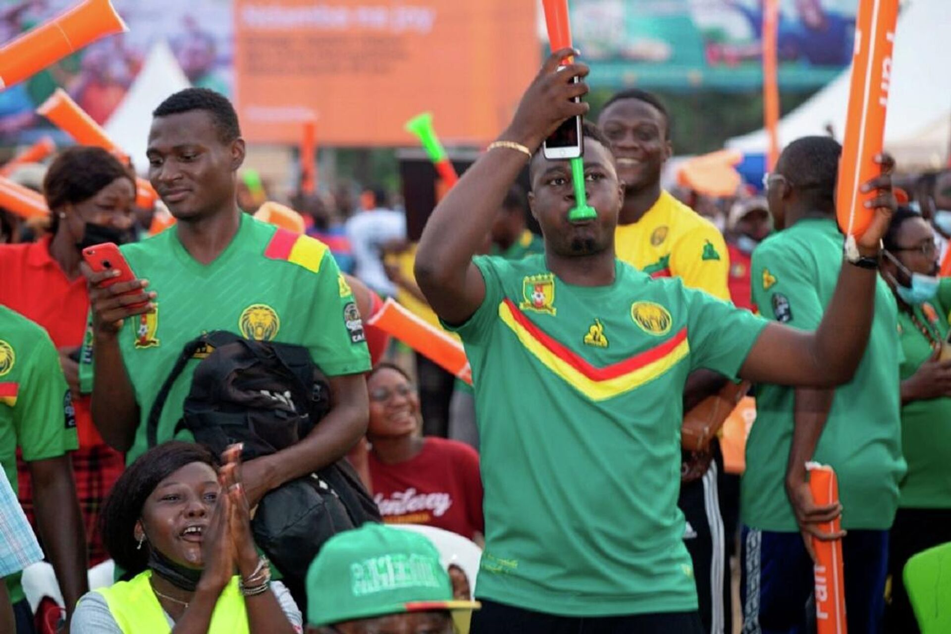 Des supporters crient leur joie au parcours vita de Douala - Sputnik Afrique, 1920, 14.01.2022