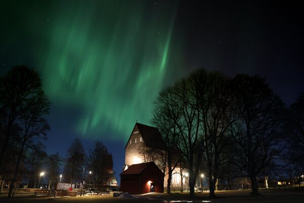Le meilleur moment pour contempler une aurore boréale est entre 22h00 et 3h00.Sur la photo: aurore boréale au-dessus de la province de l’Uppland en Suède. - Sputnik Afrique