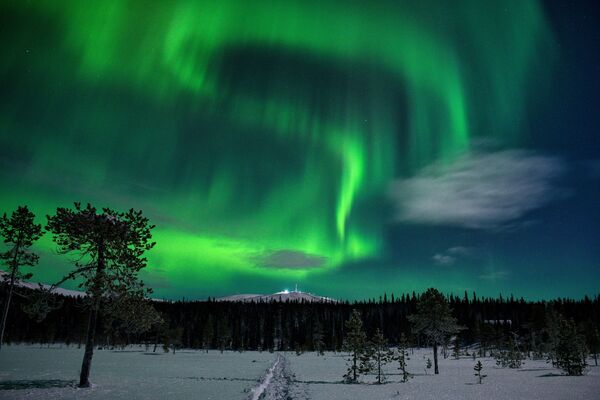 Aurora borealis better known as northern liIl faut aussi savoir que les aurores boréales sont plus faciles à observer en dehors de la ville, là où le ciel est dégagé et où il n’y a pas d’éclairage artificiel.Sur la photo: aurore boréale à Kolari, en Finlande. - Sputnik Afrique