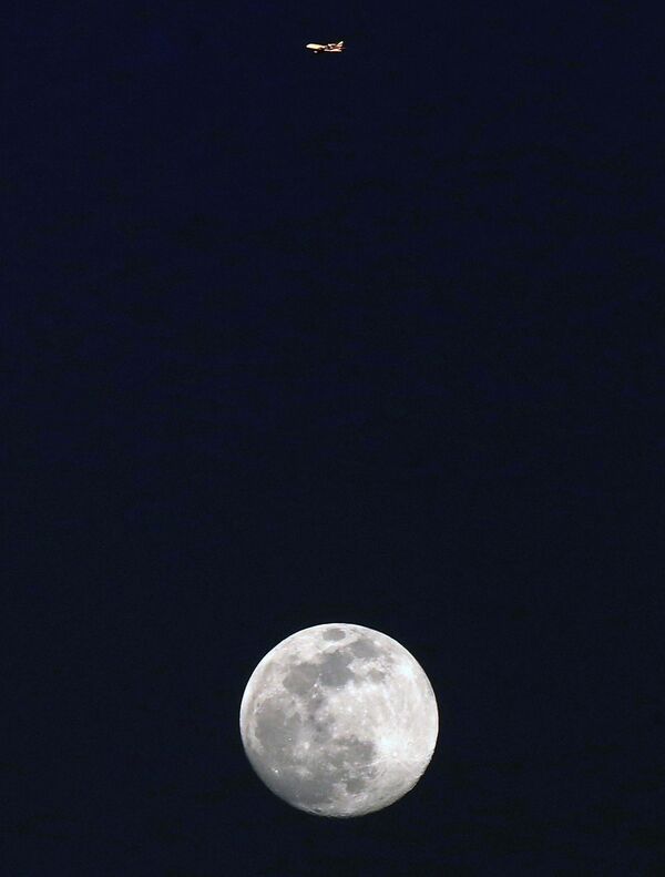 La &quot;pleine lune du loup&quot; dans le ciel de la ville de Koweït. - Sputnik Afrique