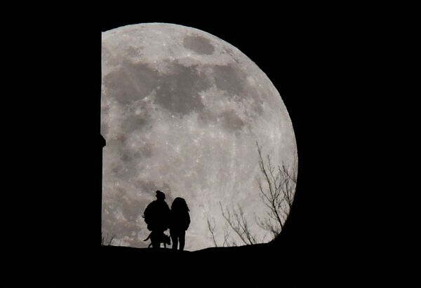 La &quot;pleine lune du loup&quot; au-dessus de la colline Glastonbury Tor, en Angleterre. - Sputnik Afrique
