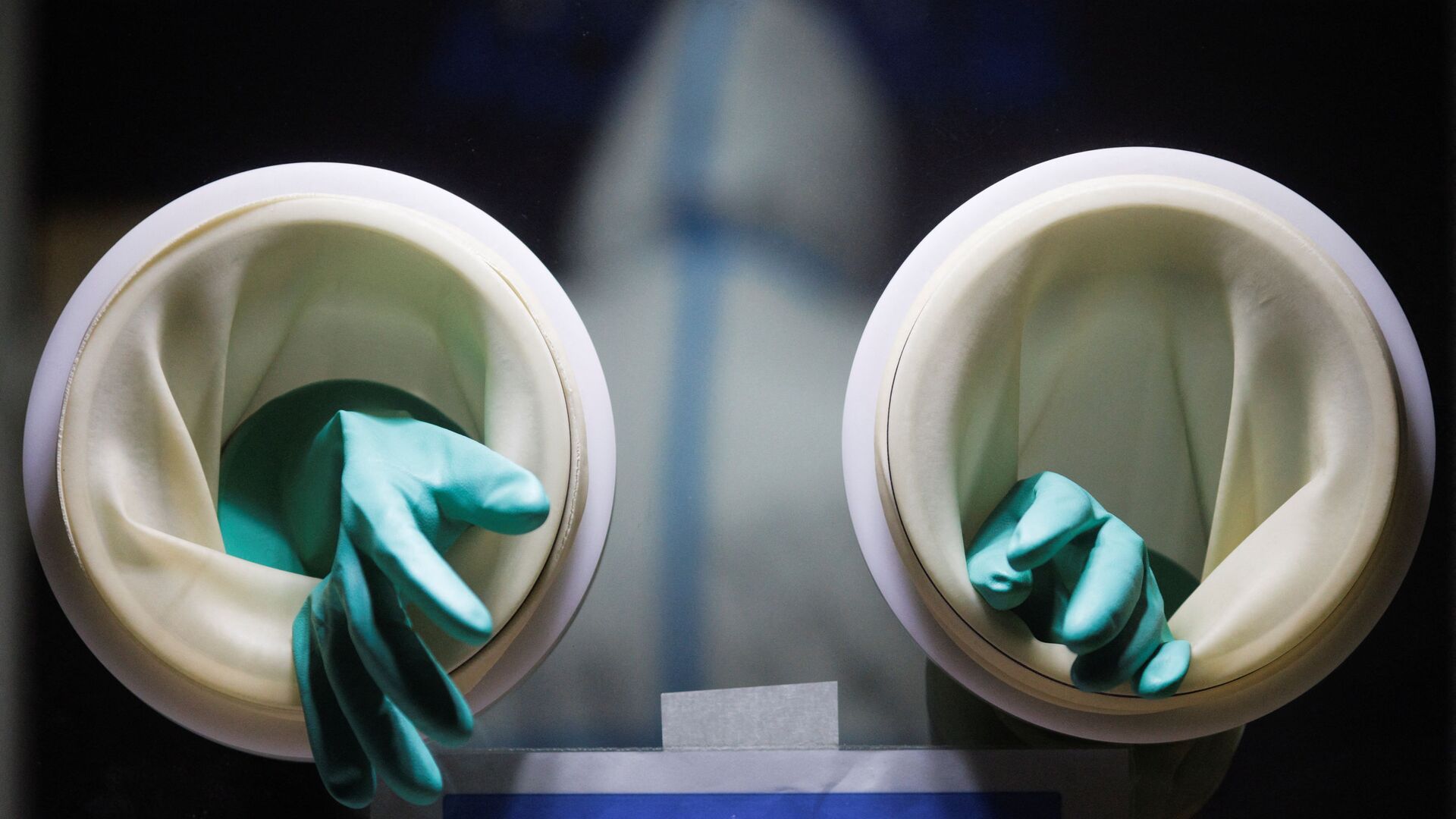 Перчатки медработника во время теста на коронавирус в Пекине  - Sputnik Afrique, 1920, 26.01.2022