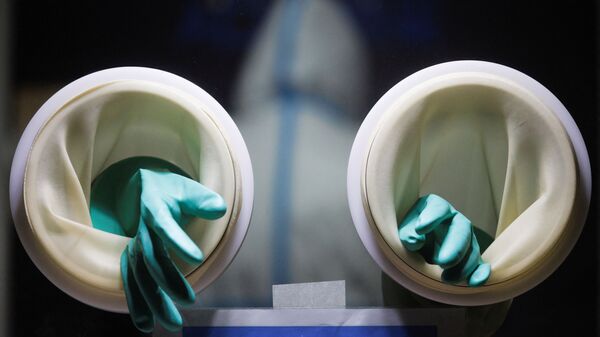 Перчатки медработника во время теста на коронавирус в Пекине  - Sputnik Afrique