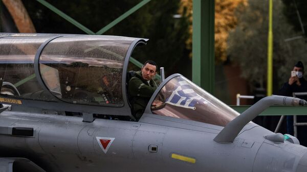 Пилот ВВС Греции в истребителе Рафаль в Танагре  - Sputnik Afrique