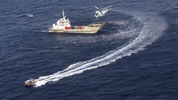 Военный корабль и вертолет во время совместных военно-морских учениях ВМС Ирана, Китая и России в северной части Индийского океана - Sputnik Afrique
