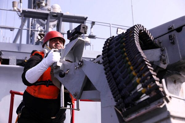 Les manœuvres se sont déroulées dans le golfe d’Oman, au nord de la mer d’Arabie.Sur la photo: un fusilier marin iranien pendant les exercices navals CHIRU 2022. - Sputnik Afrique