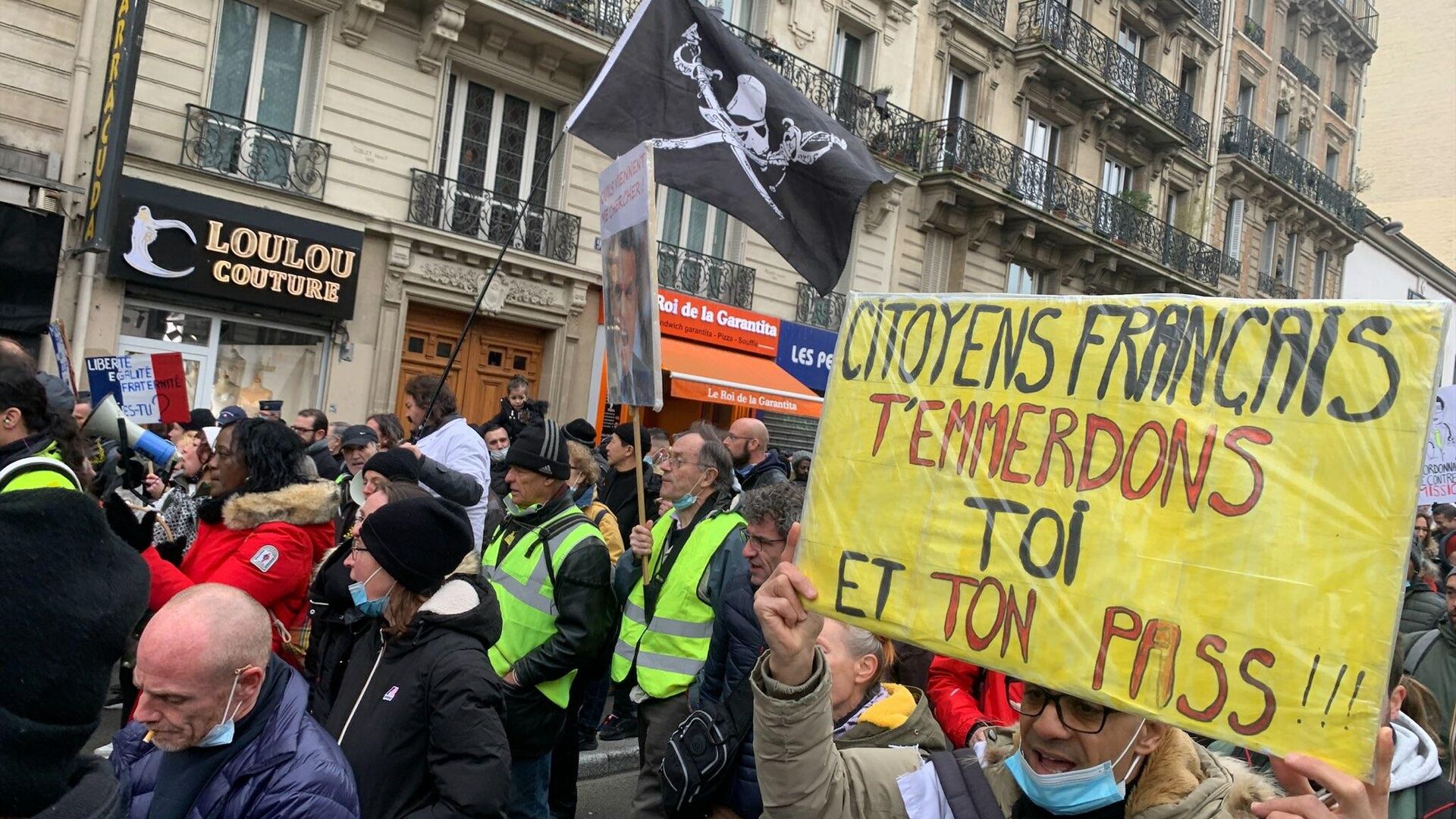 Des Gilets jaunes manifestent à Paris contre le pass vaccinal qui s’apprête à entrer en vigueur, 22 janvier 2022 - Sputnik Afrique, 1920, 10.02.2022