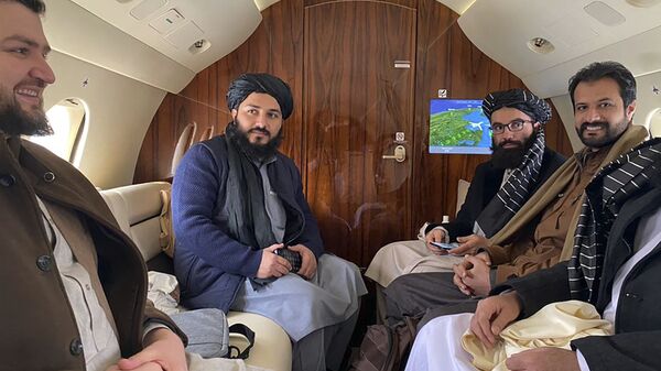 Представитель движения «Талибан» Анас Хаккани и делегаты, сидящие в самолете перед вылетом в Осло, в аэропорту Кабула - Sputnik Afrique