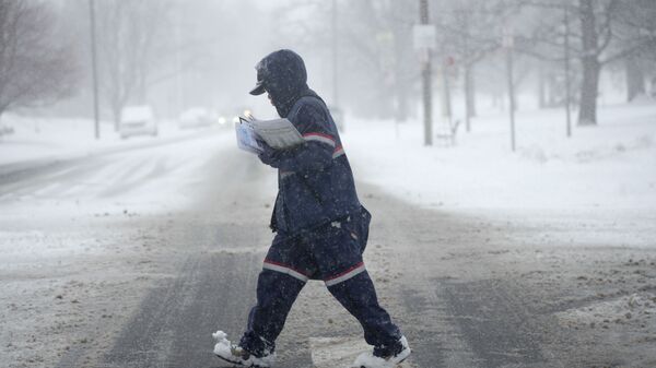 Мужчина во время снегопада на улице Денвера, США - Sputnik Afrique