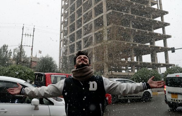 L&#x27;hiver 2021-2022 a été l&#x27;un des plus rudes au Moyen-Orient depuis ces 30 dernières années.Sur la photo: un jeune homme pendant une chute de neige à Erbil, en Irak. - Sputnik Afrique