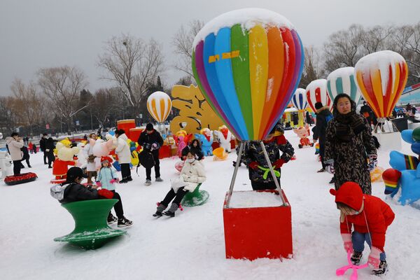 La Chine a déclaré une alerte météorologique bleue dans certaines parties du pays en raison de fortes chutes de neige.Sur la photo: des enfants jouent dans la neige dans un parc de Pékin. - Sputnik Afrique