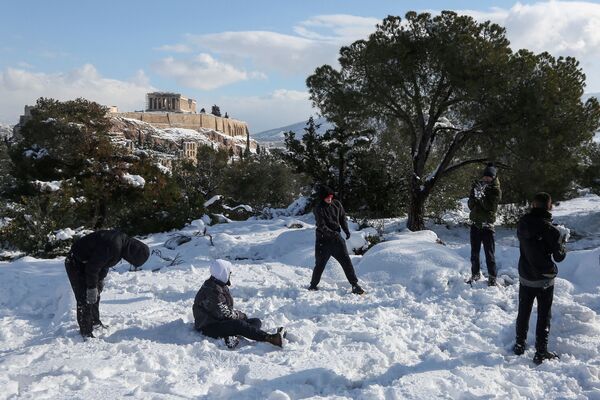 Des congés ont été déclarés à Athènes en raison des chutes de neige.Sur la photo: des jeunes jouent dans la neige sur la colline des Muses, devant le Parthénon, à Athènes. - Sputnik Afrique