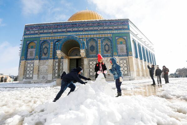 Il y a eu de fortes chutes de neige en Israël. Entre 10 et 25 centimètres de neige sont tombés à Jérusalem dans la nuit du 26 au 27 janvier et jeudi 27 au matin. La neige est également tombée sur les hauteurs du Golan. Une couche de neige d’un mètre de hauteur a recouvert le mont Hermon. Les cours ont été annulés dans les écoles de Jérusalem. Il y a eu d’importants embouteillages en raison du mauvais temps.Sur la photo: des enfants font un bonhomme de neige devant le dôme du Rocher, dans la vieille ville de Jérusalem. - Sputnik Afrique
