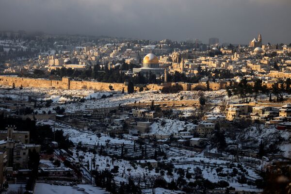 Cette chute de neige est presque exceptionnelle, car elles sont peu fréquentes à Jérusalem, où une couverture neigeuse de plus de 10 cm ne se forme généralement qu’une fois toutes les quelques années et pour quelques heures seulement. - Sputnik Afrique