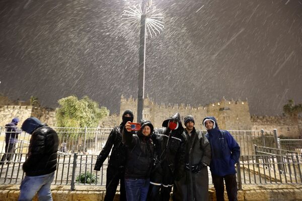 De nombreux Israéliens ont fait le déplacement pour voir la neige à Jérusalem. - Sputnik Afrique
