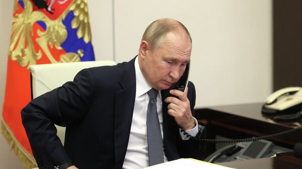 Vladimir Poutine lors d'un entretien téléphonique (archive photo) - Sputnik Afrique
