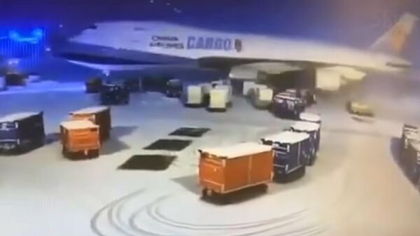 Un Boeing 747 percute des chariots à bagages à Chicago - Sputnik Afrique