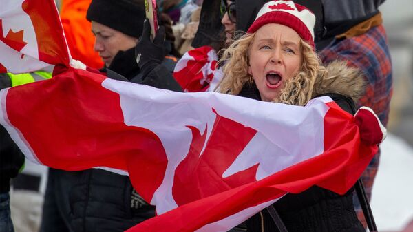 Канадские дальнобойщики, поддерживаемые обычными канадцами, едут колонной к Оттаве, протестуя против ковидных ограничений - Sputnik Afrique