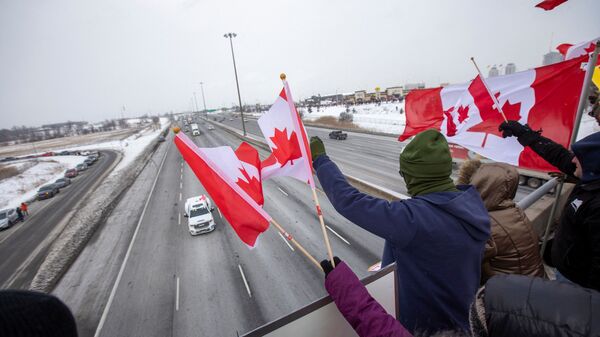 Канадские дальнобойщики, поддерживаемые обычными канадцами, едут колонной к Оттаве, протестуя против ковидных ограничений - Sputnik Afrique
