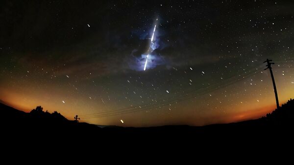 Une boule de feu illumine le ciel, image d'illustration - Sputnik Afrique