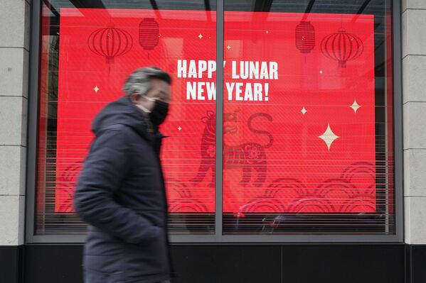 Le Nouvel An oriental a ses propres rituels et attributs, avec notamment la prédominance de la couleur rouge.Sur la photo: vœux de Nouvel An lunaire dans une vitrine au centre-ville de Seattle, aux États-Unis. - Sputnik Afrique
