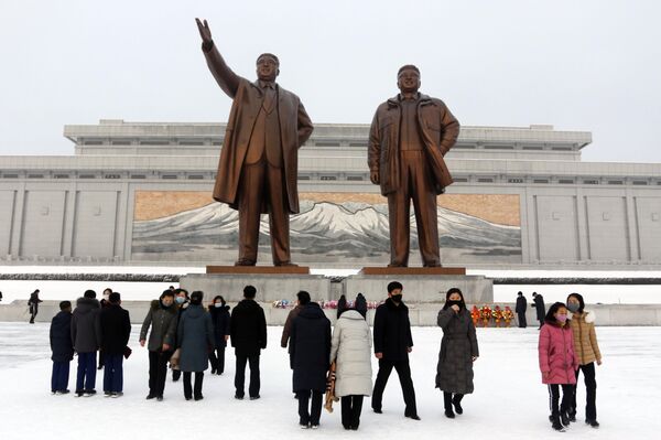 Des habitants de Pyongyang, capitale de la Corée du Nord, devant les monuments de Kim Il-sung et Kim Jong-il sur la place centrale de la ville lors des célébrations du Nouvel An lunaire. - Sputnik Afrique