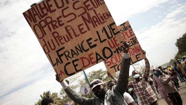 Des manifestants maliens brandissent des pancartes dénonçant les oppresseurs du peuple malien - Sputnik Afrique