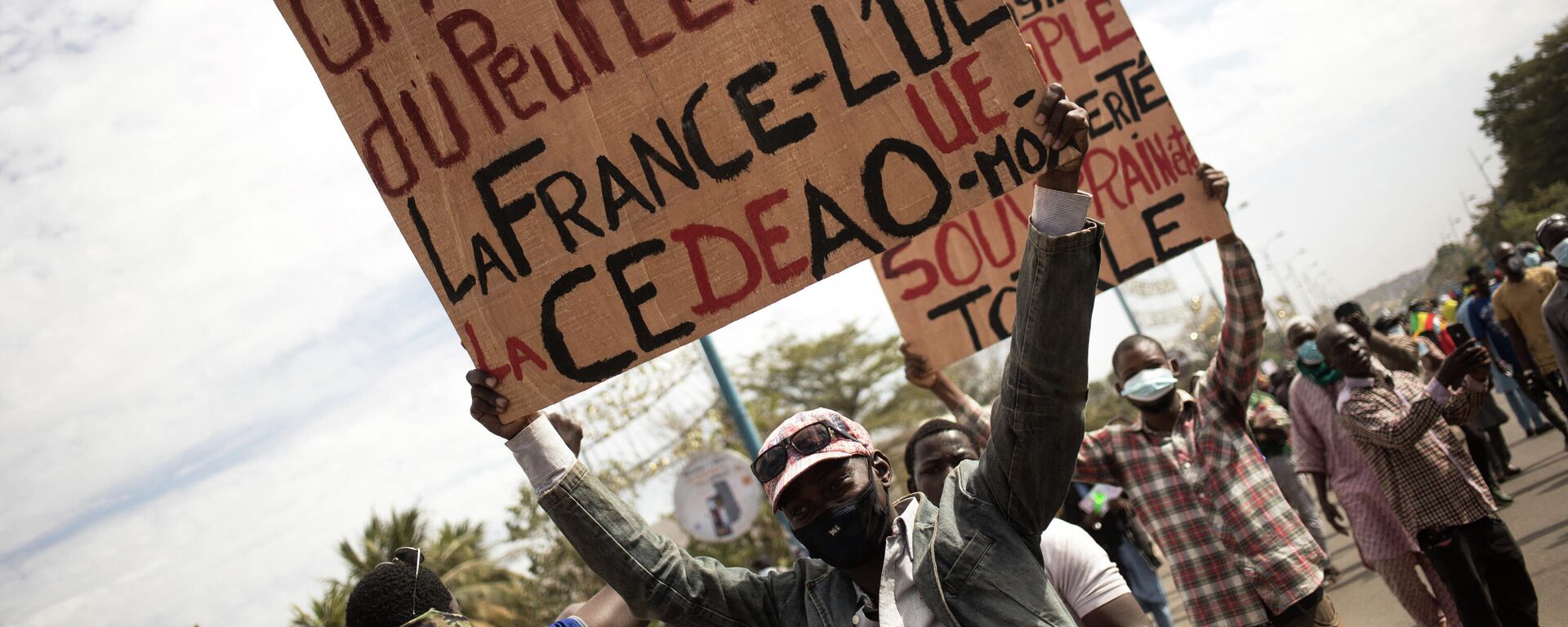 Des manifestants maliens brandissent des pancartes dénonçant les oppresseurs du peuple malien - Sputnik Afrique, 1920, 14.02.2022