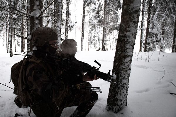 Les exercices Winter Camp font partie d’une large série de manœuvres au cours desquels les forces de l’Otan s’entraînent à opérer à proximité immédiate d’un éventuel ennemi.Sur la photo: des militaires français lors des exercices de l’Otan en Estonie. - Sputnik Afrique