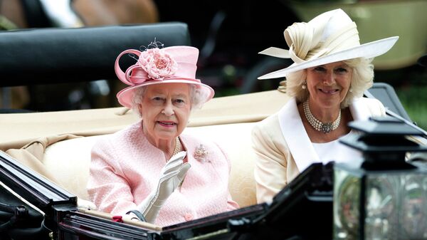 Élisabeth II et Camilla, duchesse de Cornouailles - Sputnik Afrique