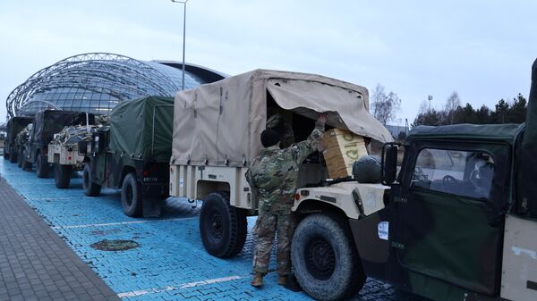 U.S. military vehicles are parked outside the G2A Arena near the Rzeszow-Jasionka Airport, Poland - Sputnik Afrique