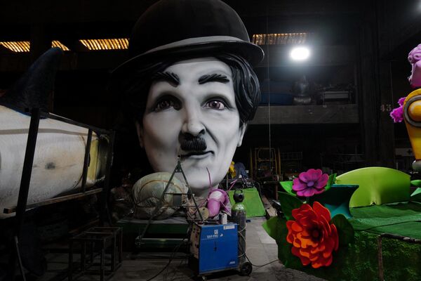 La tête géante de Charlie Chaplin réalisée pour le carnaval de Nice. - Sputnik Afrique