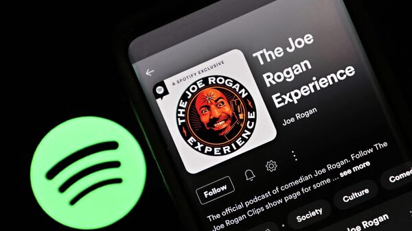 photo d'illustration, le podcast The Joe Rogan Experience est visualisé sur l'application mobile de Spotify - Sputnik Afrique