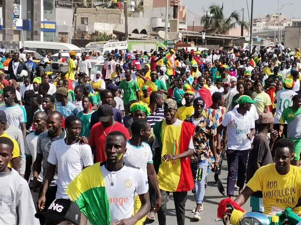 Le convoi de l'équipe nationale du Sénégal sur le tronçon aéroport de Yoff-VDN en allant au centre-ville  - Sputnik Afrique