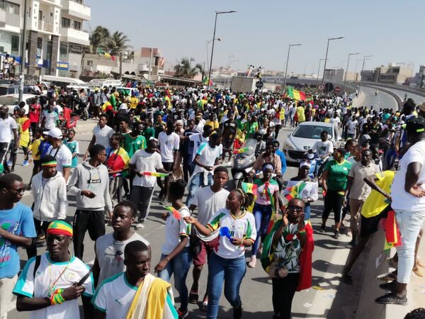 Le convoi de l'équipe nationale du Sénégal sur le tronçon aéroport de Yoff-VDN en allant au centre-ville  - Sputnik Afrique