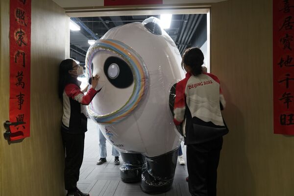 Le panda Bing Dwen Dwen, mascotte des Jeux olympiques de 2022, dans le couloir de l’agence de presse Xinhua (Chine nouvelle), à Pékin. - Sputnik Afrique