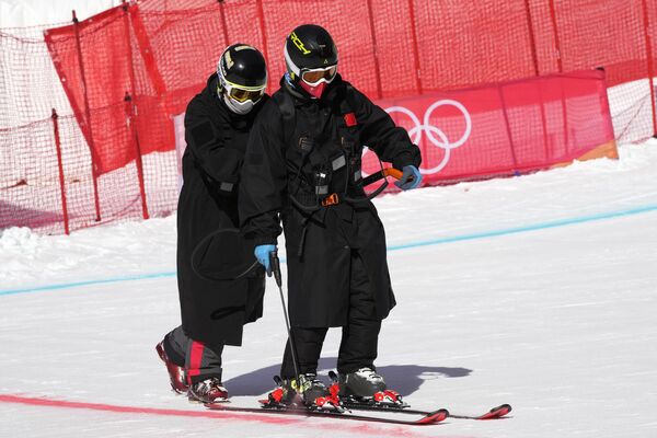 Des employés du centre national de ski alpin de Yanqing lors des préparatifs à l’épreuve de descente masculine. - Sputnik Afrique