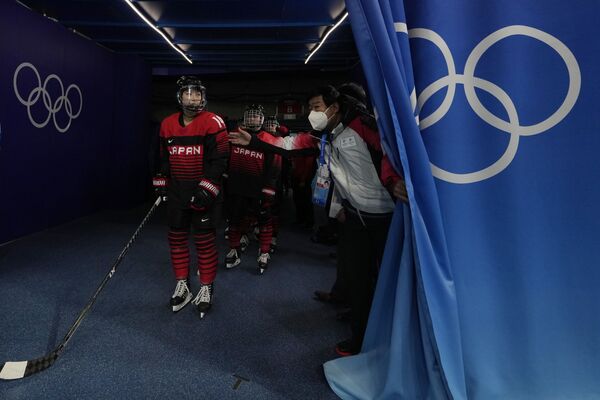 Les hockeyeurs sur glace japonais avant leur entrée sur la glace lors du match contre la République tchèque. - Sputnik Afrique